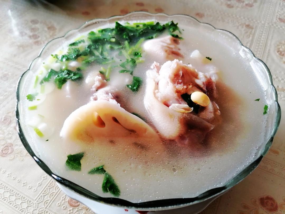 黄豆花生猪脚汤