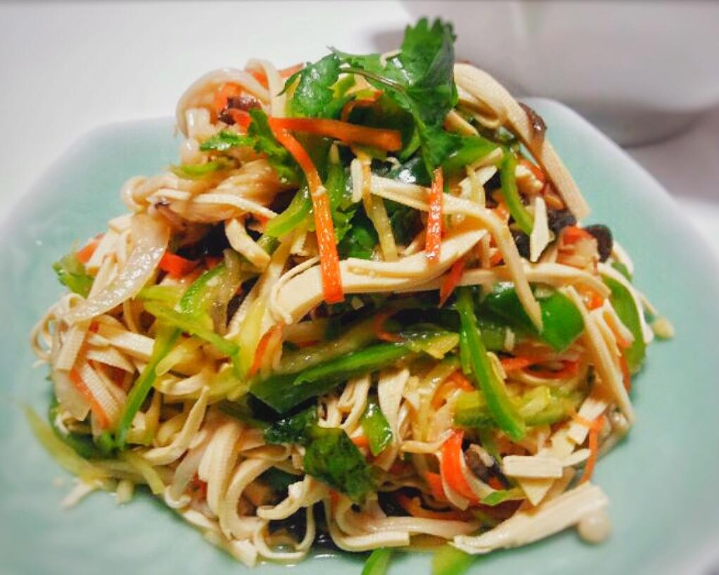 爽口的凉拌菜96用料凉拌食蔬(开胃小凉菜)的做法把所有食材洗净切丝