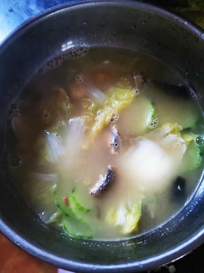 奶白鲜美的皮蛋黄瓜汤（简单便宜又好喝）