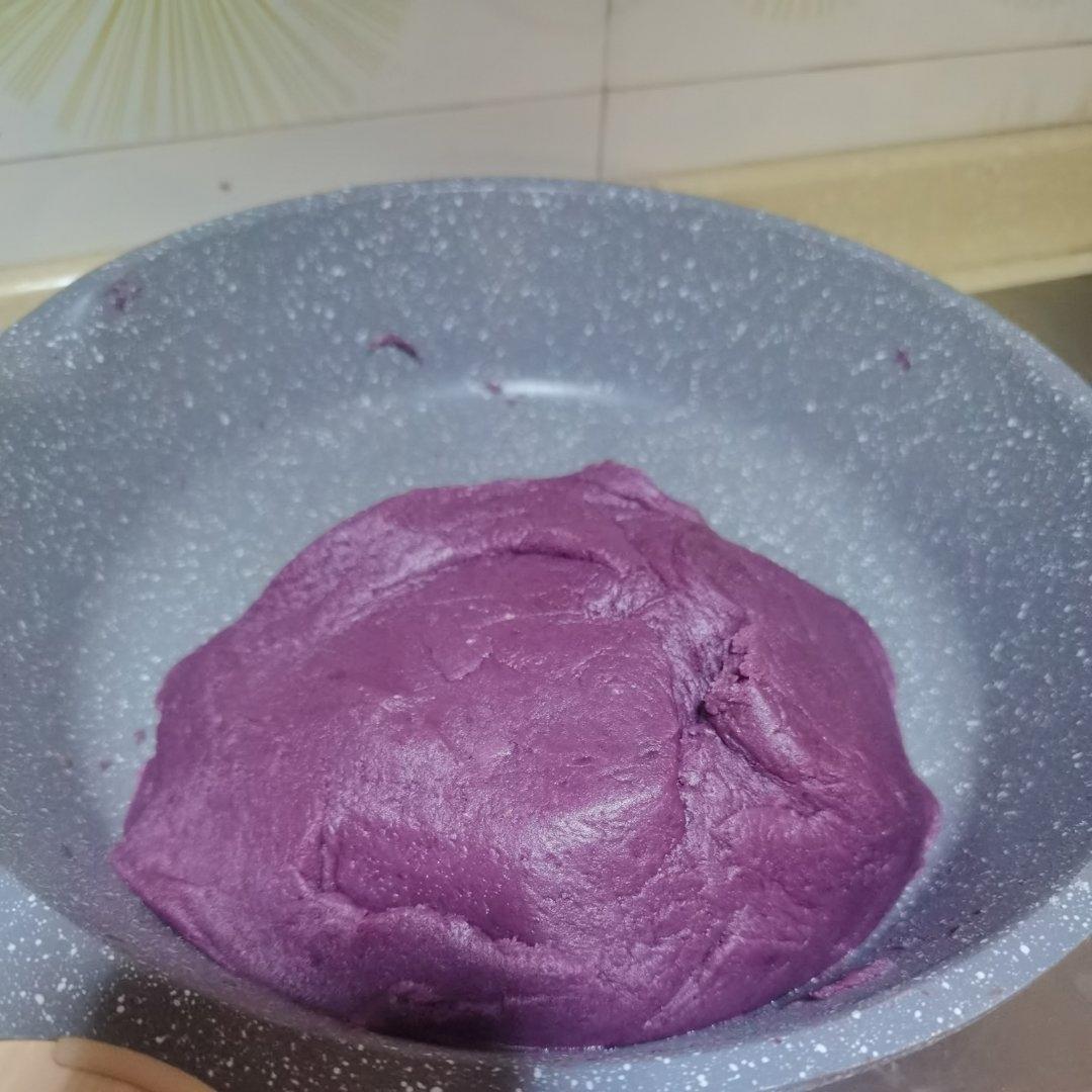 松软的紫薯薄饼