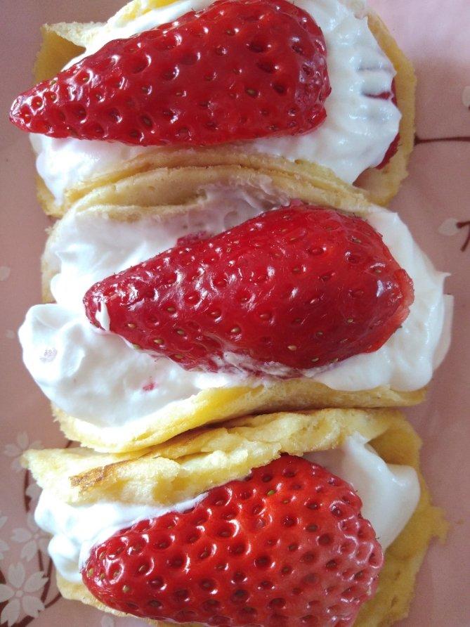 韩国最热门的甜品店Le Bread Lab的草莓蛋糕卷