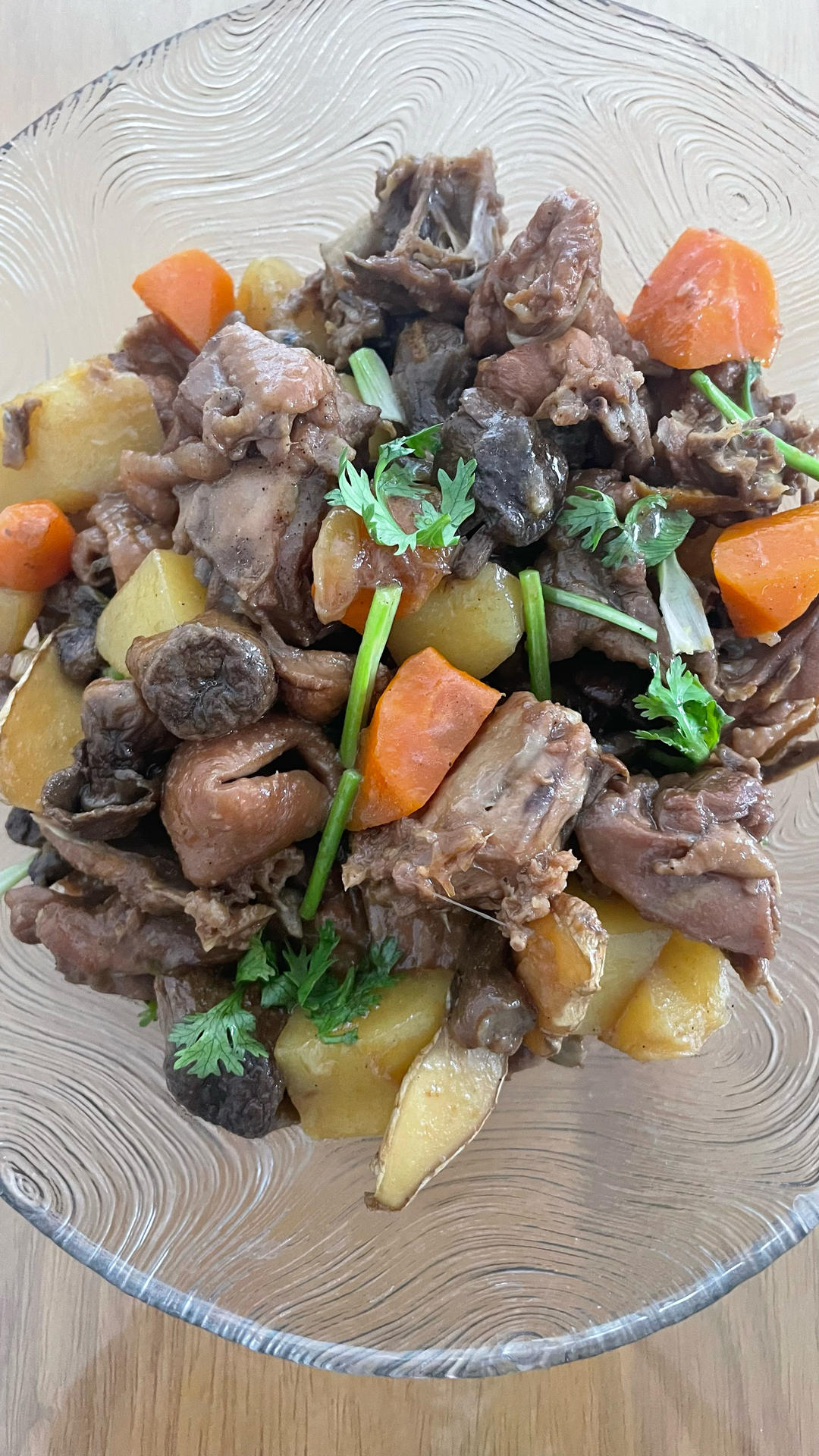 香菇炖鸡腿肉土豆