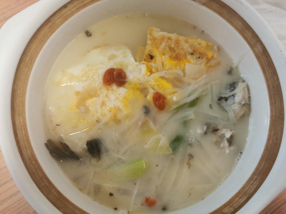白萝卜丝鲫鱼汤