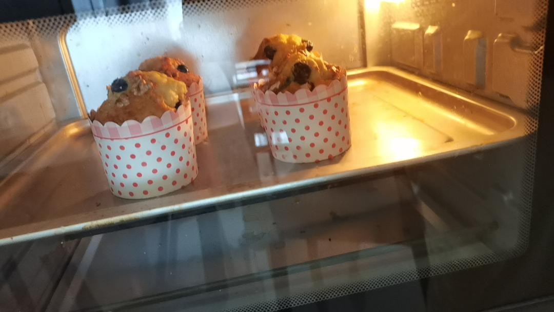 准备祖传的香蕉蓝莓玛芬蛋糕