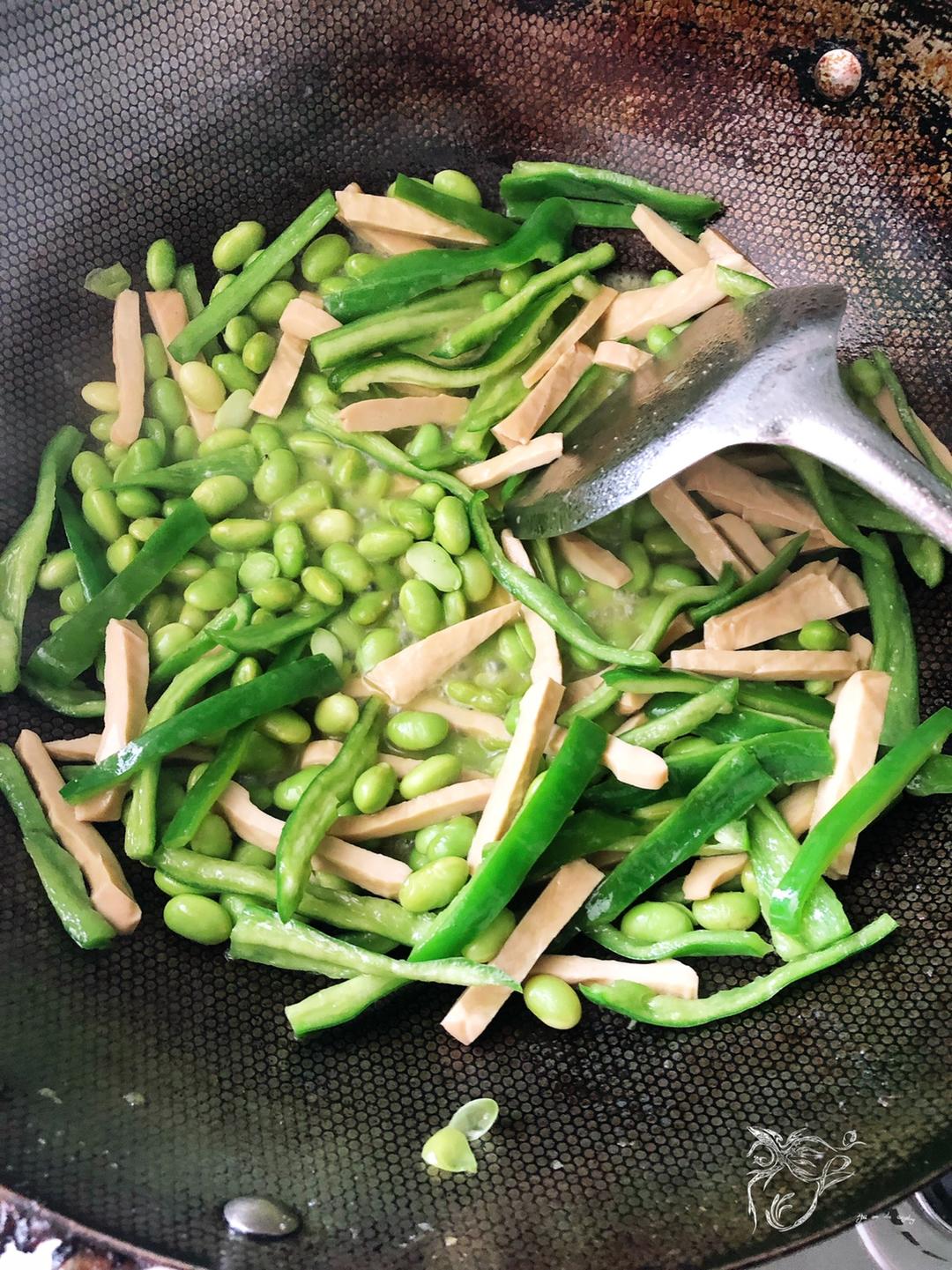 夏日解暑小菜～青椒毛豆香干的做法 步骤5