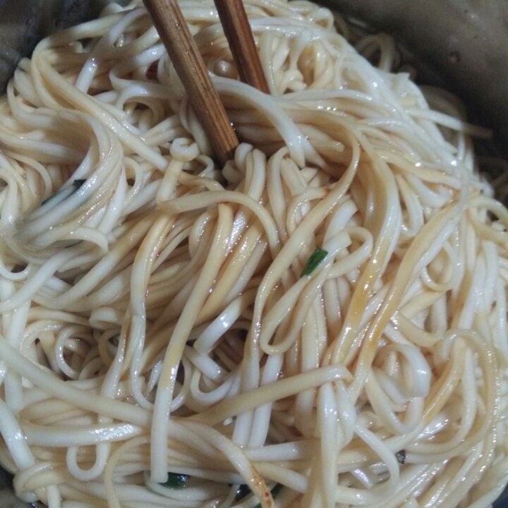 葱爆面—就是汪涵在天天向上里面做的那个啦