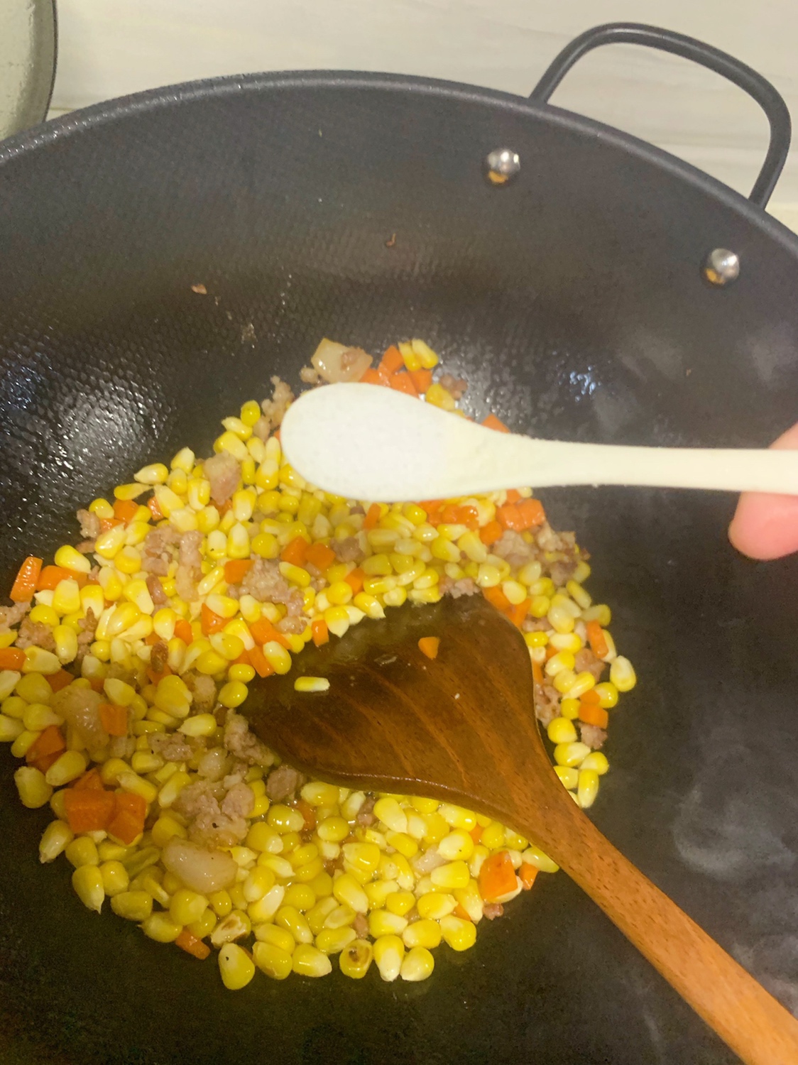 玉米炒胡萝卜的做法 步骤6