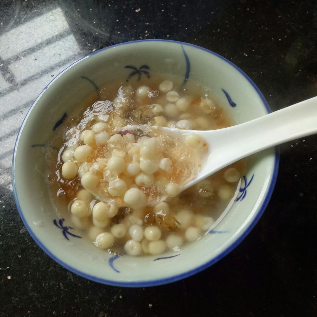 桃胶芡实养颜羹