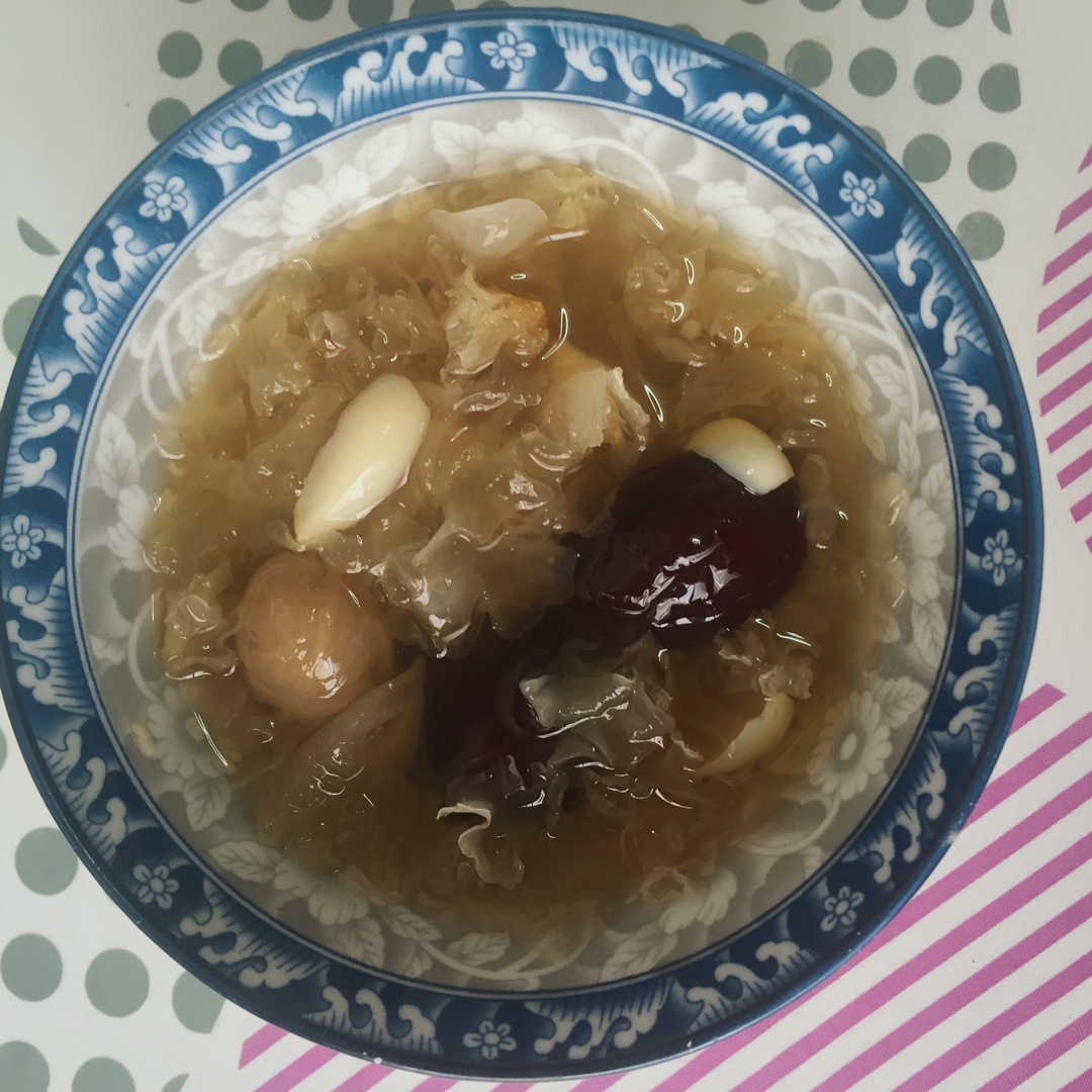冰糖银耳红枣汤