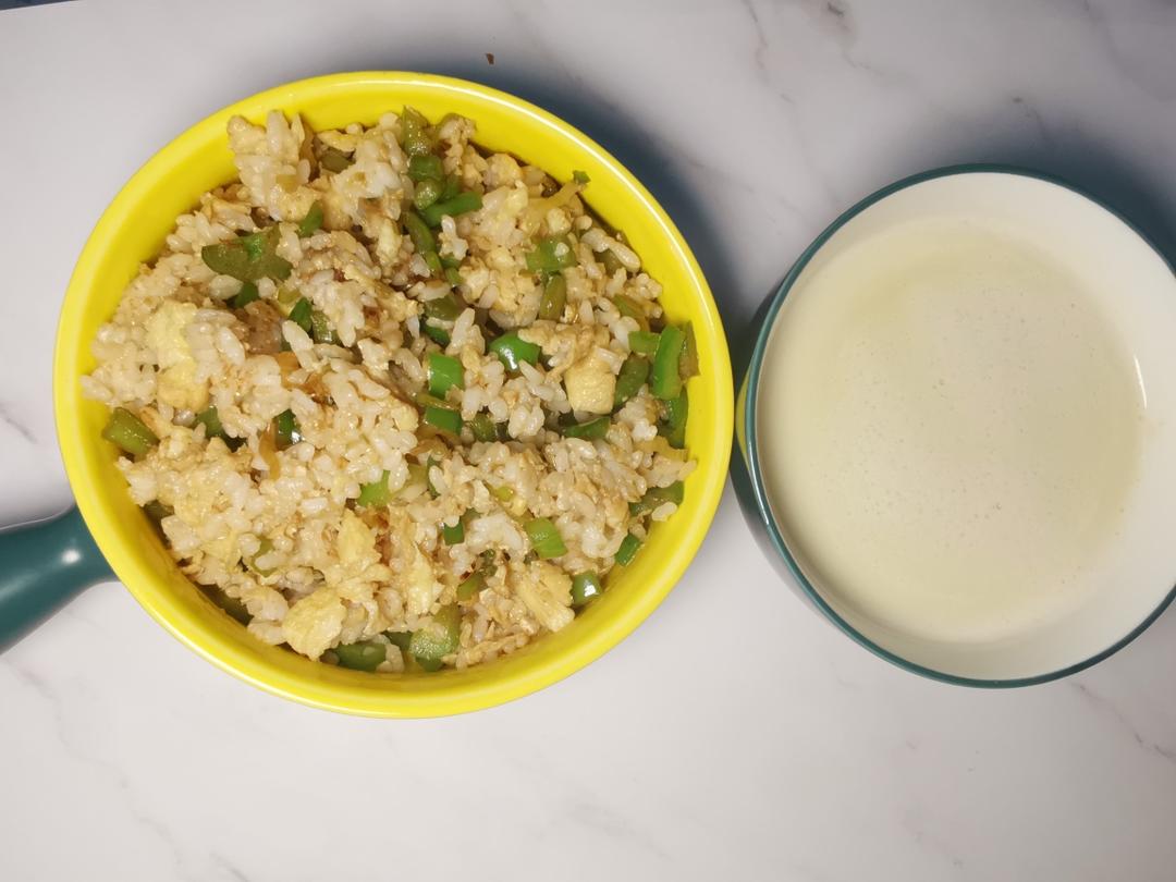 解决隔夜米饭的青椒鸡蛋炒饭的做法