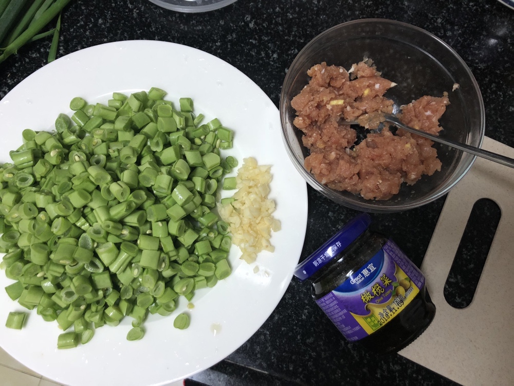 快手橄榄菜肉末四季豆的做法 步骤1