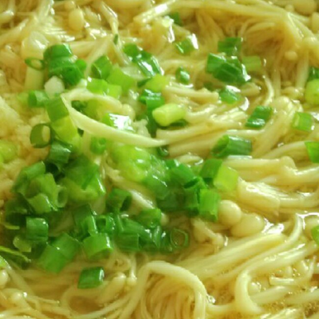 葱油金针菇——10分钟快手菜，你绝对不能错过的美味~