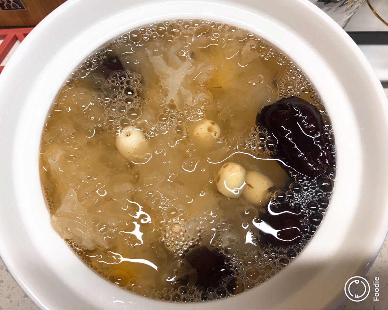 稠稠的红枣银耳莲子汤的做法
