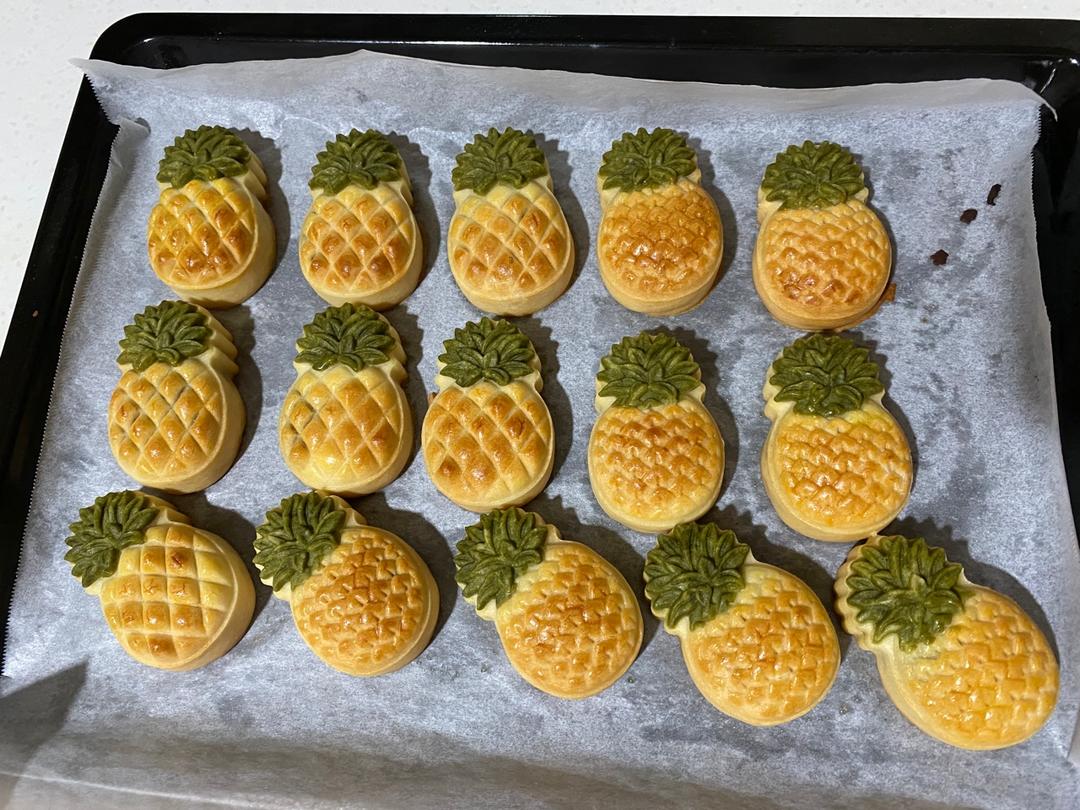 今年的第一拨月饼出炉啦---超萌广式凤梨月饼，你爱吗？