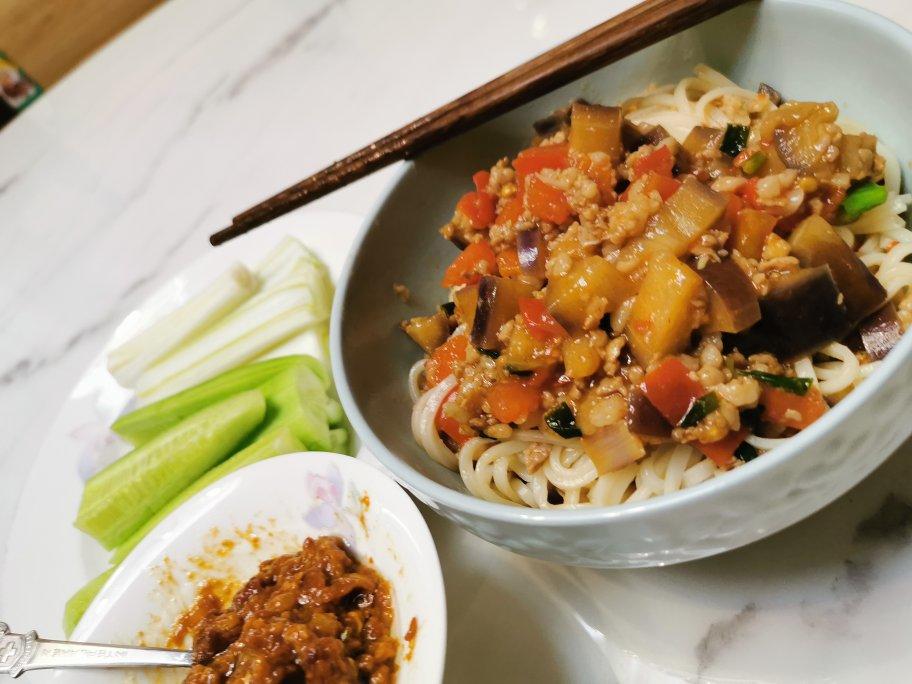 西红柿茄子肉丁打卤面