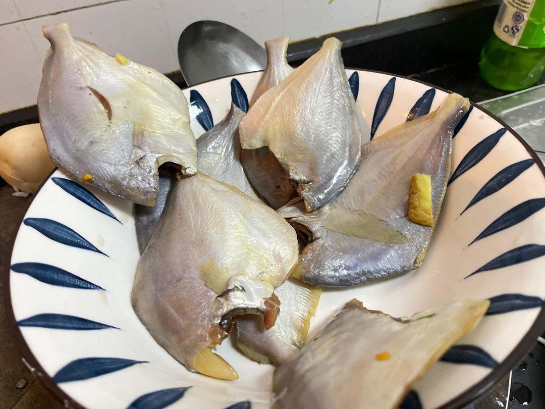 完美版干煎鲳鱼，皮不破、肉不碎、外香里嫩。