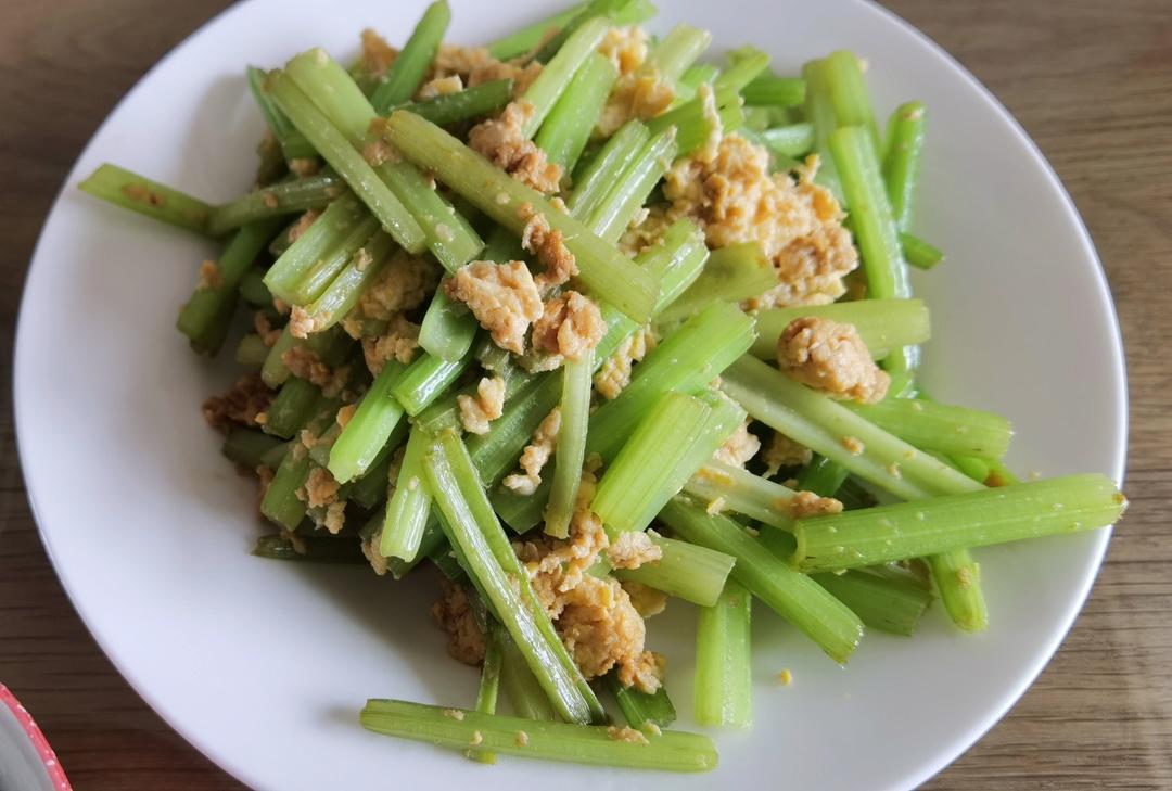 芹菜炒鸡蛋