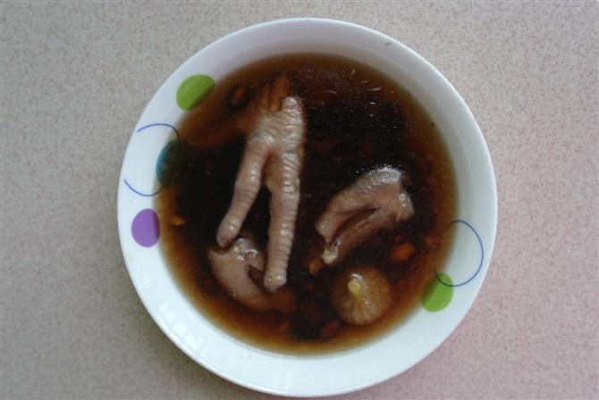 黑豆鸡脚汤的做法