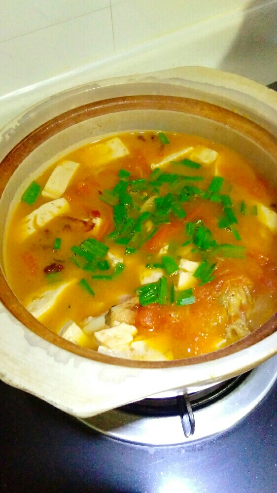 西红柿黄骨鱼炖豆腐的做法