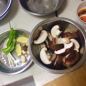 家常香菇烧鸡翅的做法 步骤2