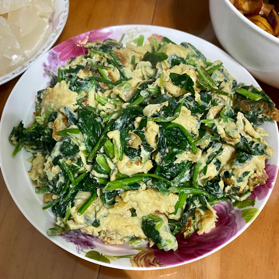 厨师长教你：“鸭蛋炒菠菜”的家常做法，应季的快手菜，收藏了