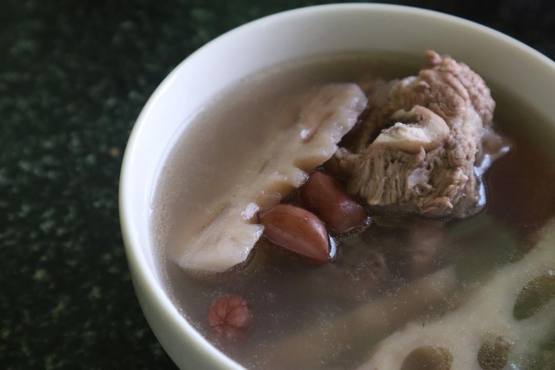 秋冬滋补——莲藕花生排骨汤（内附超香蘸料做法！）