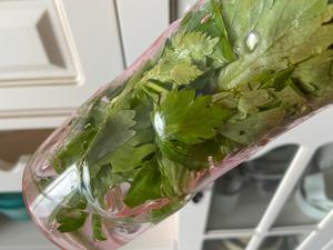 你家的芹菜叶还扔吗？（做法二：包饺子）的做法 步骤2