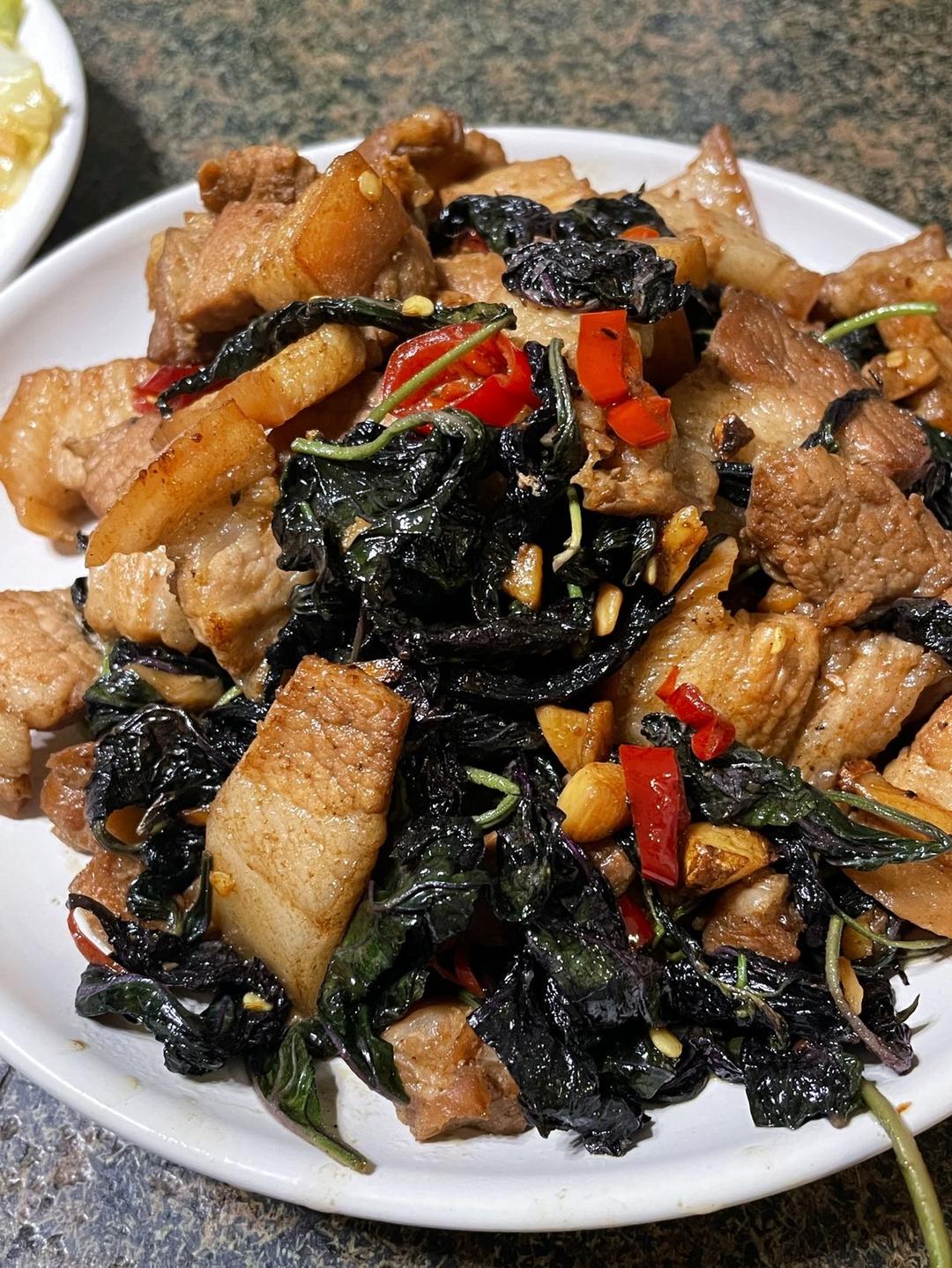 五花肉泡椒炒紫苏