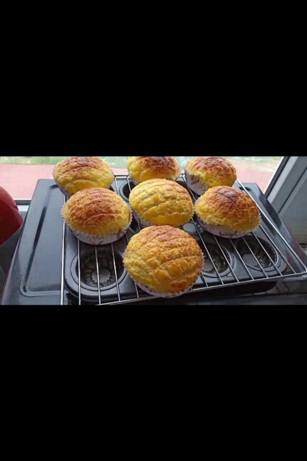 好吃到炸裂的港式菠萝包（附带制作酥皮的小视频）