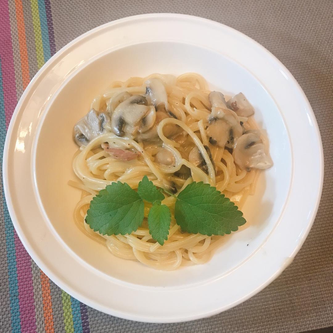 白蘑菇奶油培根意面