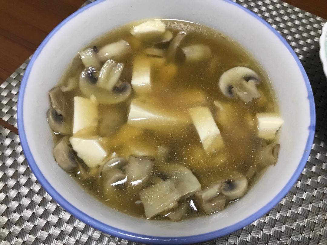 口蘑豆腐汤