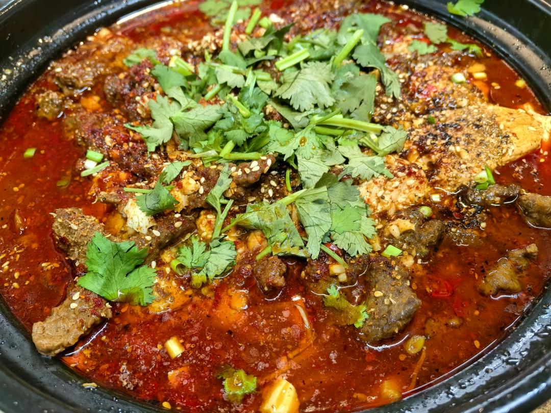 厨师长教你：“豆花水煮牛肉”做法，牛肉麻辣鲜香，豆花嫩滑入味