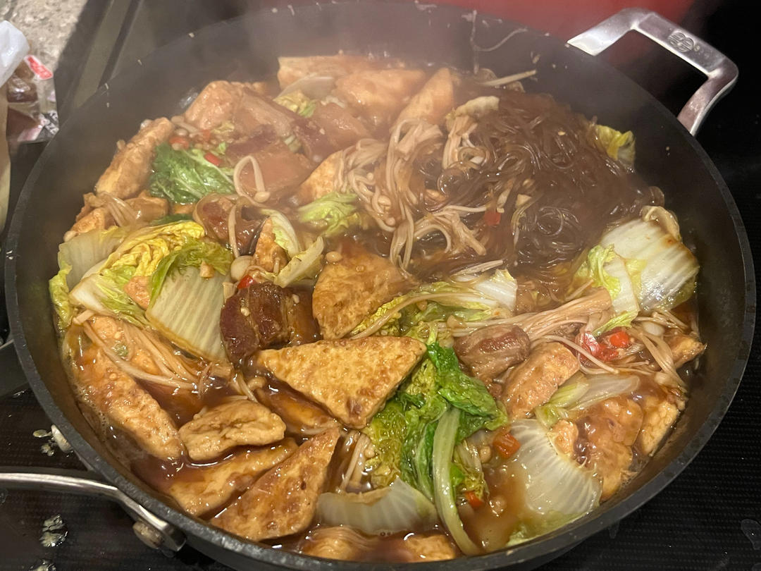 入冬后最合适吃这样一锅暖暖的白菜粉条豆腐煲。豆腐煎至两面金黄，加上白菜粉条咕嘟咕嘟炖一锅，开盖香气扑鼻，家常美味超级下饭，真香。