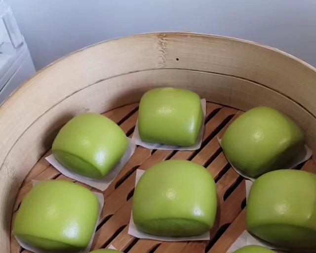 绿油油的菠菜馒头