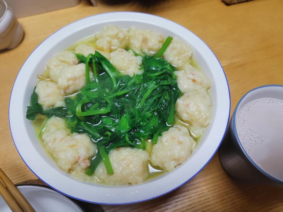 鲜虾巴沙鱼丸青菜汤😀