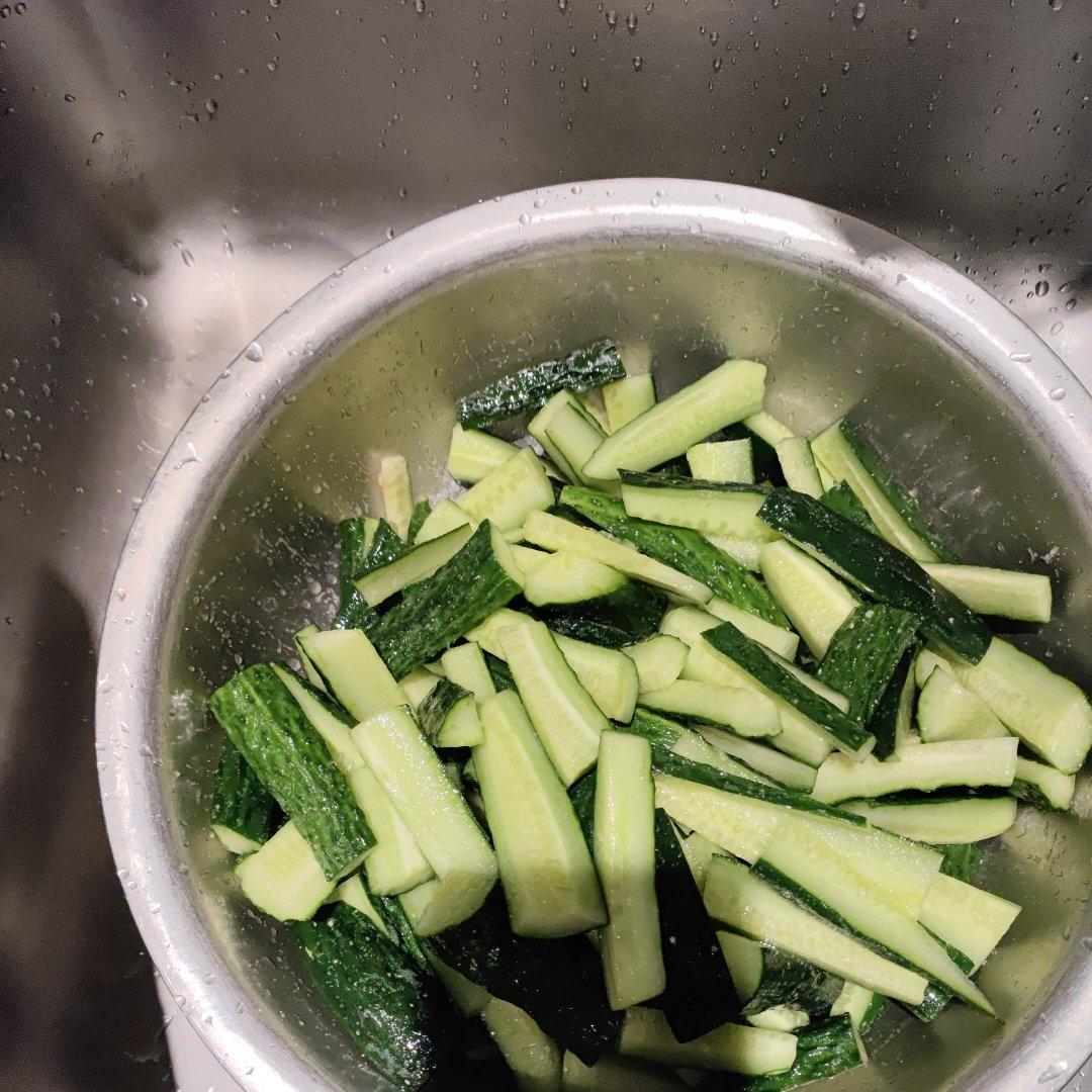 脆生生清爽开胃的酱黄瓜