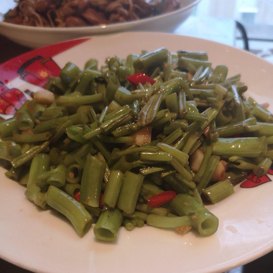 夏天连吃三大碗饭的秘密武器：酸辣空心菜梗