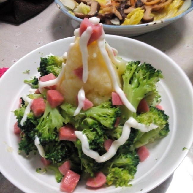 圣诞树沙拉的详细制作方法（西兰花土豆泥圣诞花环）