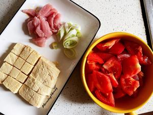 减脂番茄炖冻豆腐的做法 步骤1