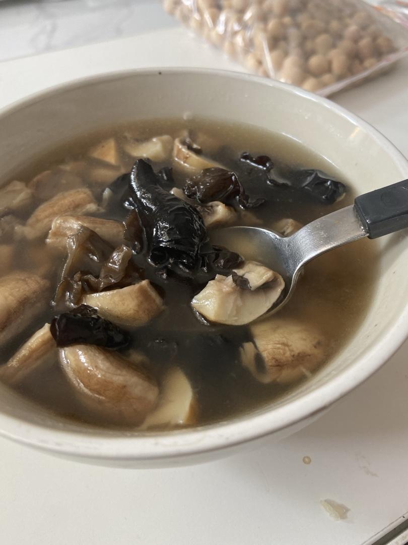 鲜掉眉毛口蘑汤