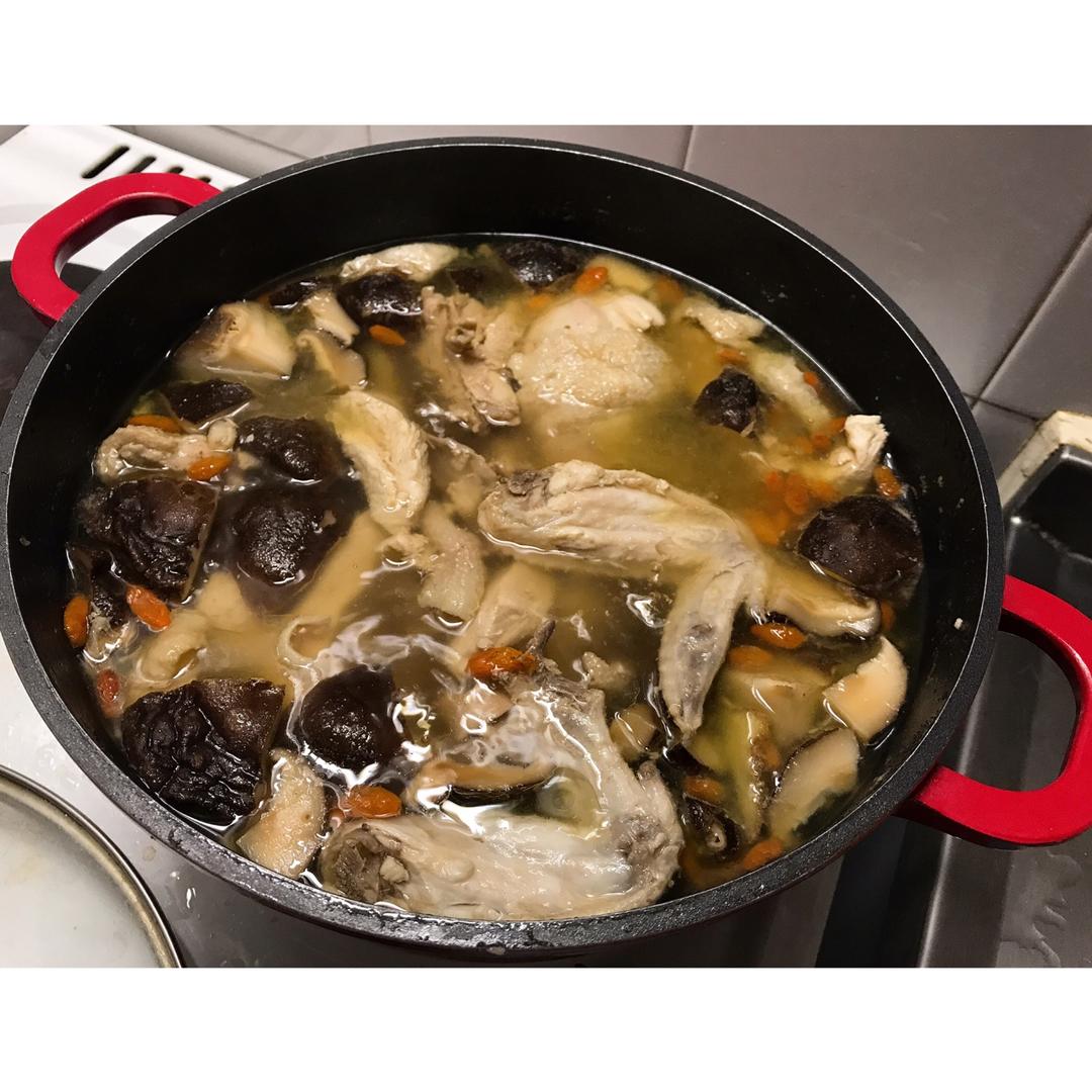 香菇炖鸡汤
