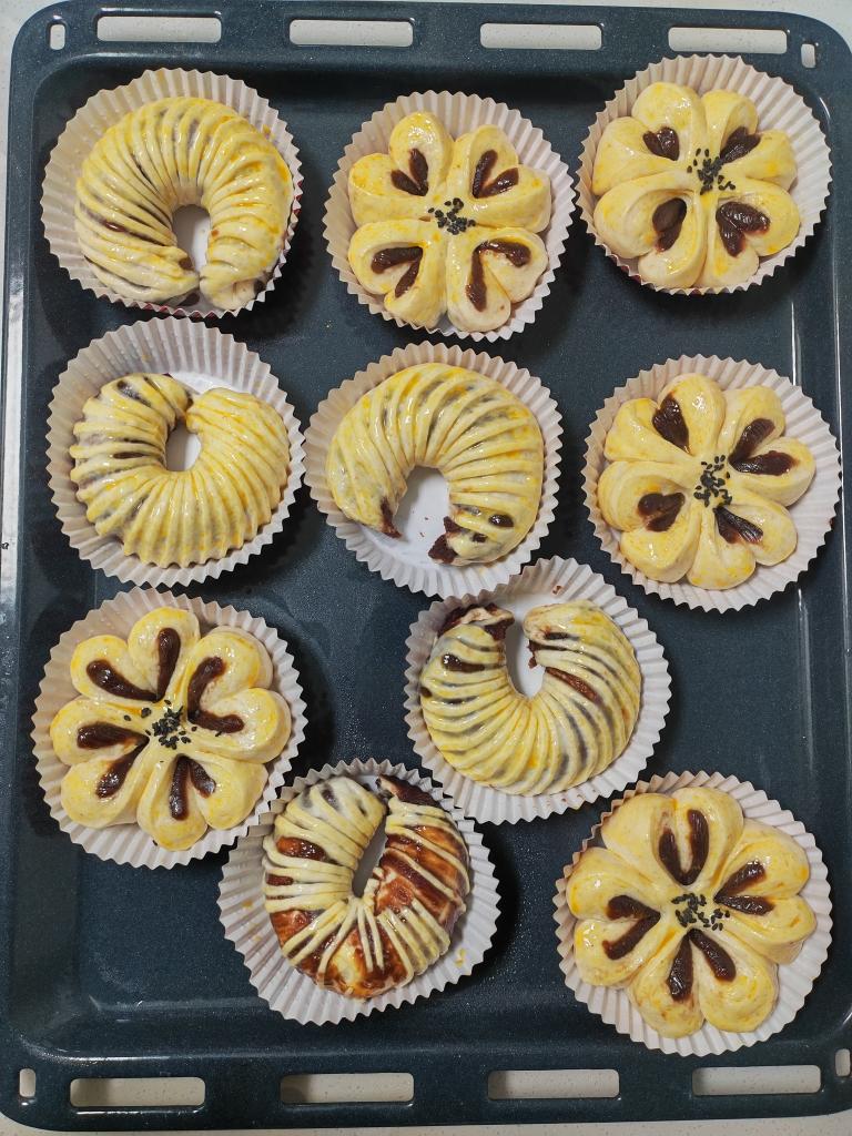 好吃又好看的豆沙小花面包