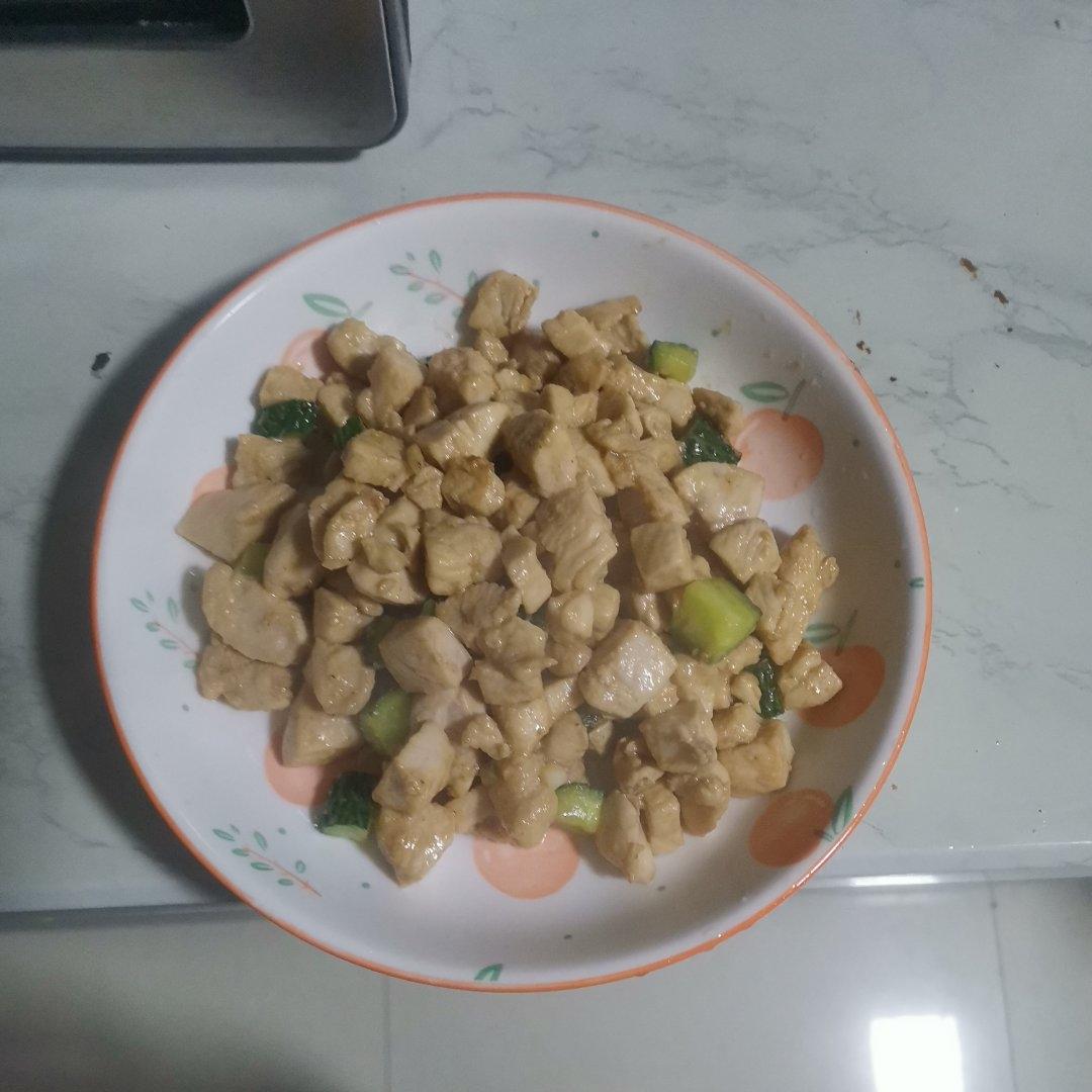 清爽好吃！低脂美味～黄瓜炒鸡胸肉丁