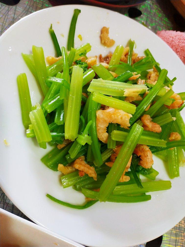〈芹菜炝海米〉，凉菜一发。欣小厨 😉