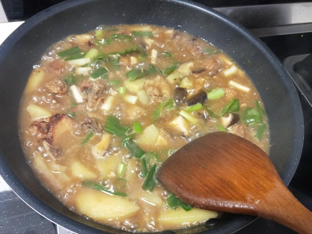 厨师长教你：“黄焖土鸡”的家常做法，味道很赞先收藏了