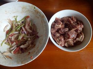 黑蒜子牛肉粒的做法 步骤3
