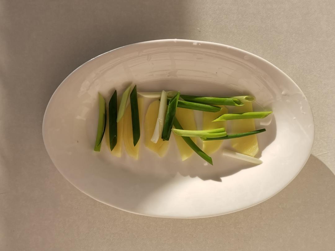 葱香白灼鱿鱼，新手小白都能做的宴客好菜的做法 步骤2