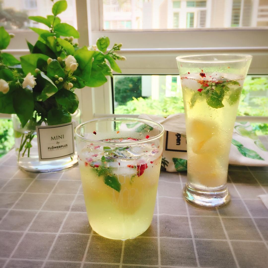 冰镇荔枝气泡水