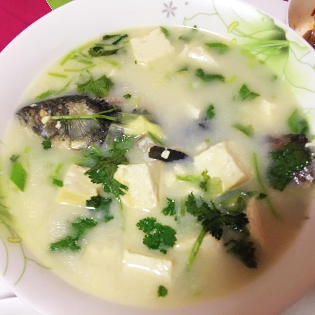 奶白鲫鱼豆腐汤