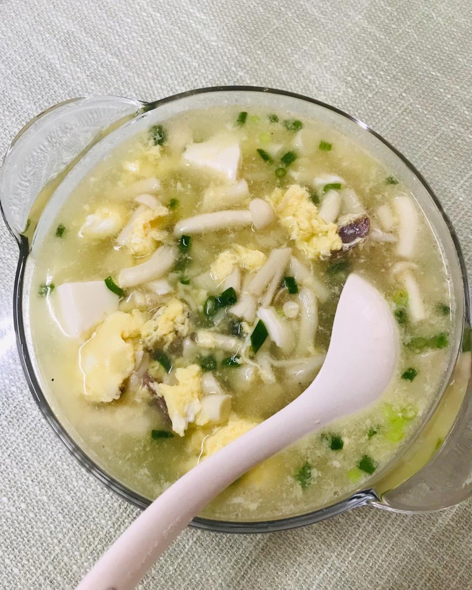 鲜掉眉毛的菌菇豆腐汤